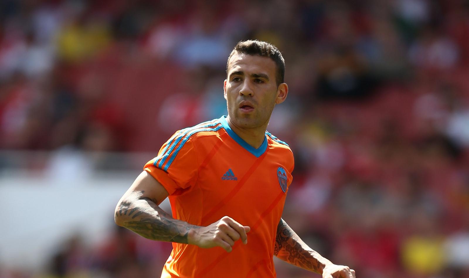 Defender waiting for Man United or City to make £35 million move