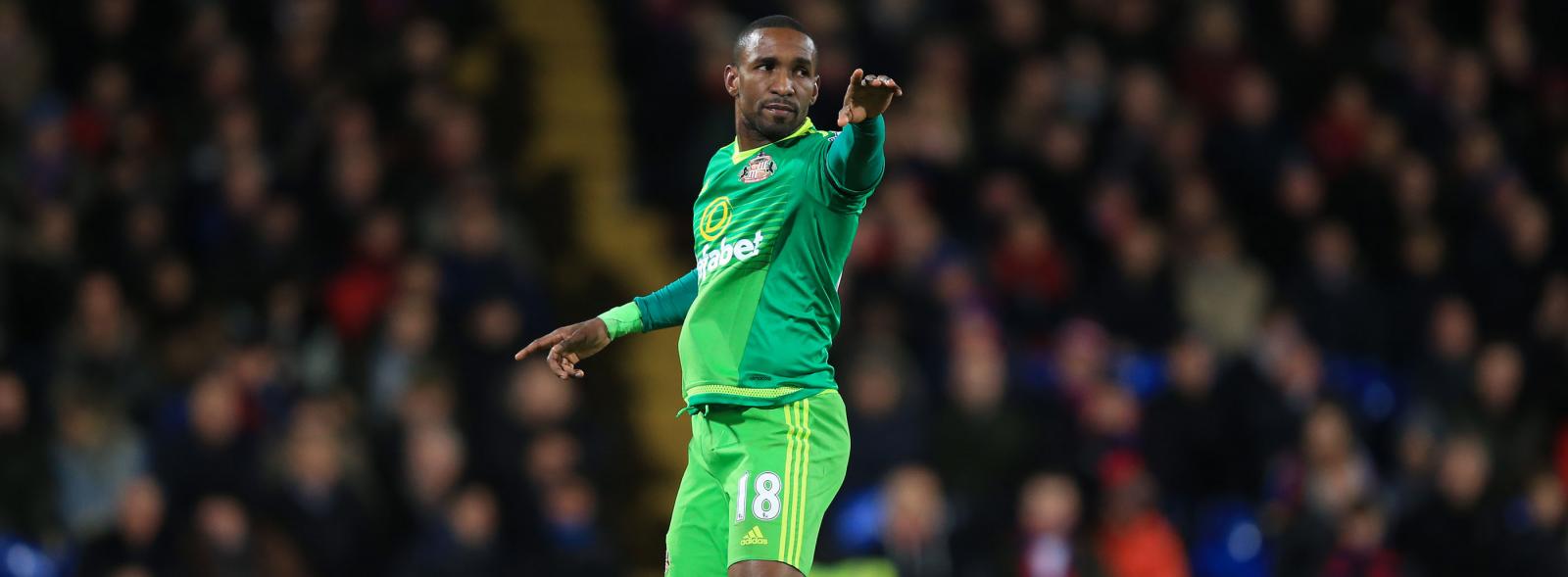 Sunderland striker Jermain Defoe extends his contract with the club until 2019