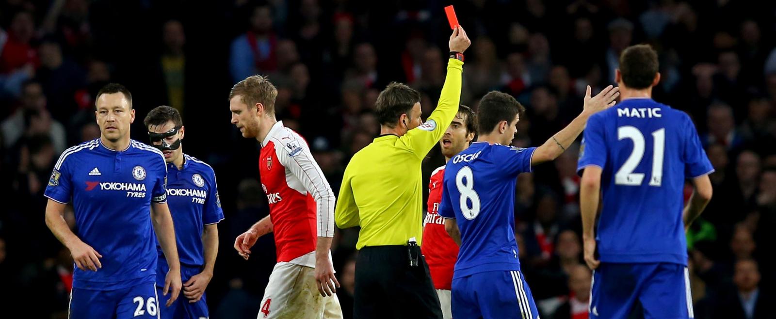 Premier League Round-Up: Leicester back on top as Arsenal lose to Chelsea