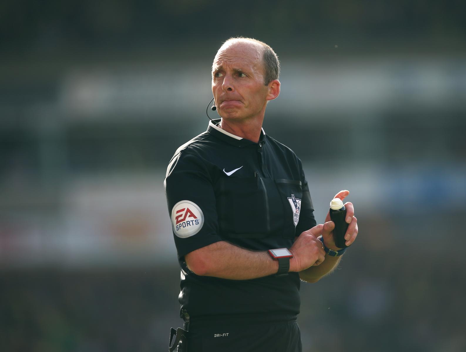 Fans react to Mike Dean’s Southampton shocker