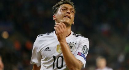 Manchester United target Mesut Ozil could still extend his contract with Arsenal