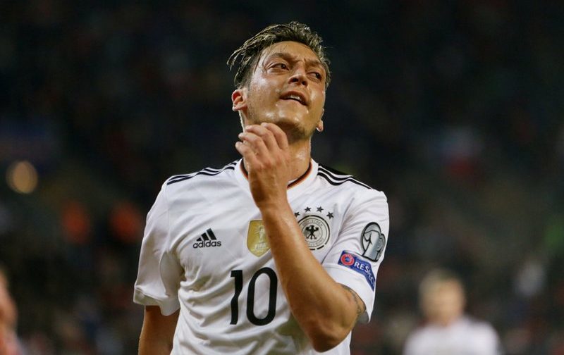 Manchester United target Mesut Ozil could still extend his contract with Arsenal