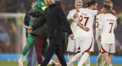 Man United step up contract talks with defender