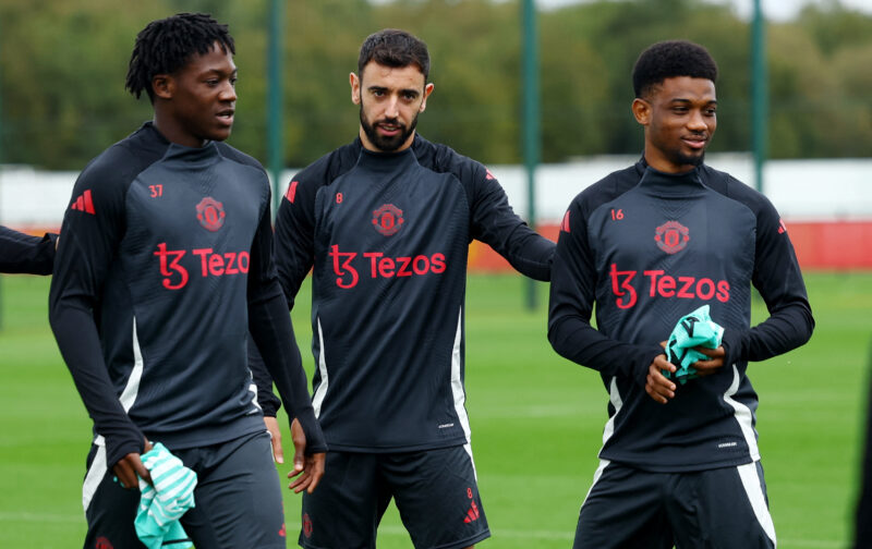 Manchester United hope to agree new deal with midfielder